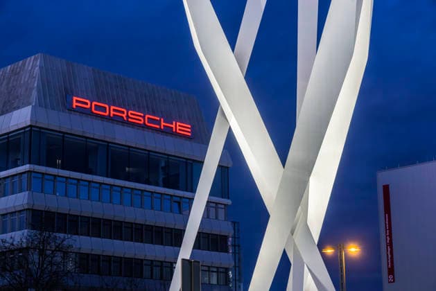 Porscheplatz in Zuffenhausen am Abend. Zwischen Porsche Museum und Hauptverwaltung das Kunstwerk Inspiration 911 von Gerry Judah. Drei Stelen, die in bis zu 24 Metern Höhe je einen Porsche 911 präsentieren. 19.12.2025. Stuttgart, Baden-Württemberg, Deutschland *** Porscheplatz in Zuffenhausen in the evening Between the Porsche Museum and headquarters, the artwork Inspiration 911 by Gerry Judah Three steles, each up to 24 meters high, present a Porsche 911 19 12 2025 Stuttgart, Baden Württemberg, Germany