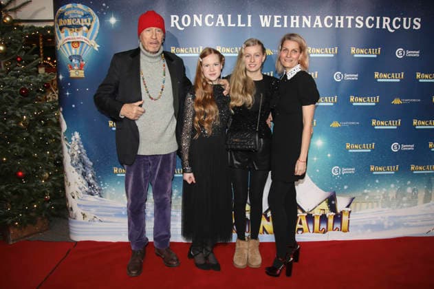 Reiner Schöne with his wife Anja Schöne and their children Charlotte Sophie and Olivia at the premiere of the 21 Original Roncalli Weihnachtscircus 2025 at the Tempodrom Berlin, 19 12 2025 Foto:xAgenturxWehnertx xGränzdörferx xFuturexImagex roncalli_5392