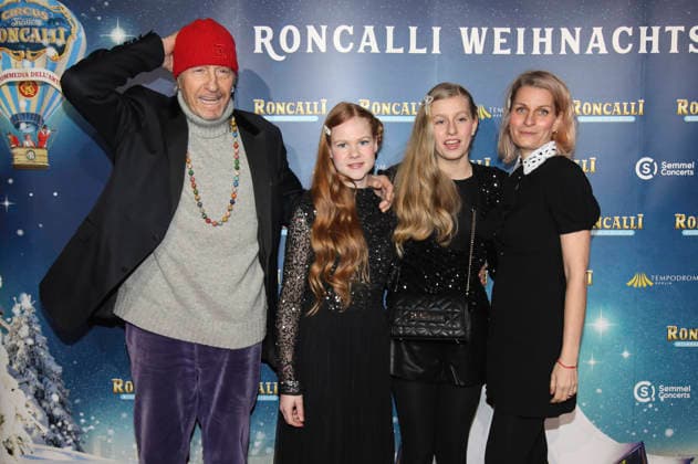 Reiner Schöne with his wife Anja Schöne and their children Charlotte Sophie and Olivia at the premiere of the 21 Original Roncalli Weihnachtscircus 2025 at the Tempodrom Berlin, 19 12 2025 Foto:xAgenturxWehnertx xGränzdörferx xFuturexImagex roncalli_5393