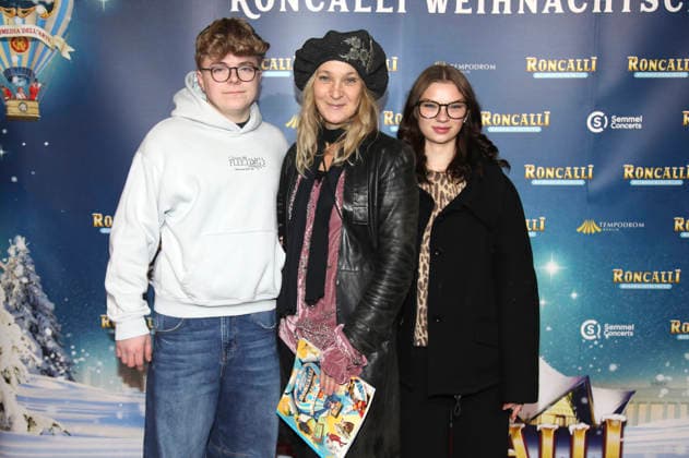 Henry, Jeanette Hain and Malou Hain at the premiere of the 21 Original Roncalli Weihnachtscircus 2025 at the Tempodrom Berlin, 19 12 2025 Foto:xAgenturxWehnertx xGränzdörferx xFuturexImagex roncalli_5403