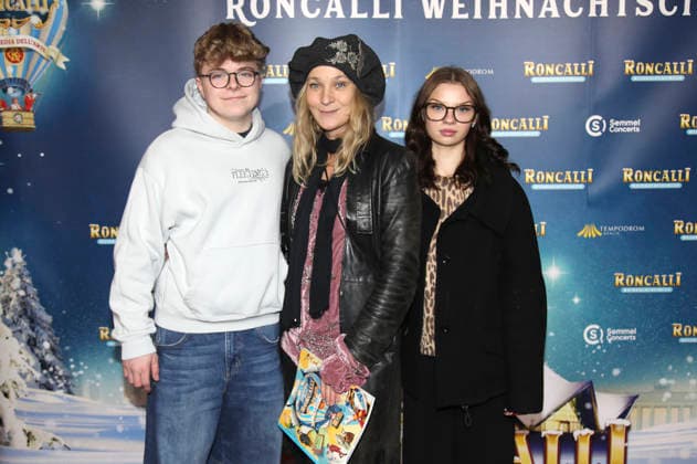 Henry, Jeanette Hain and Malou Hain at the premiere of the 21 Original Roncalli Weihnachtscircus 2025 at the Tempodrom Berlin, 19 12 2025 Foto:xAgenturxWehnertx xGränzdörferx xFuturexImagex roncalli_5404