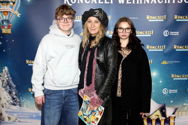 Henry, Jeanette Hain and Malou Hain at the premiere of the 21 Original Roncalli Weihnachtscircus 2025 at the Tempodrom Berlin, 19 12 2025 Foto:xAgenturxWehnertx xGränzdörferx xFuturexImagex roncalli_5405