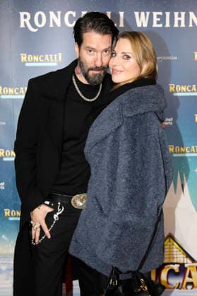 Alec Völkel with his wife Johanna Völkel at the premiere of the 21 Original Roncalli Weihnachtscircus 2025 at the Tempodrom Berlin, 19 12 2025 Foto:xAgenturxWehnertx xGränzdörferx xFuturexImagex roncalli_5411