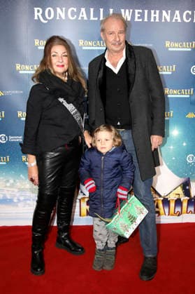 Leander Haußmann with his sister Iris and grandson Fritz at the premiere of the 21 Original Roncalli Weihnachtscircus 2025 at the Tempodrom Berlin, 19 12 2025 Foto:xAgenturxWehnertx xGränzdörferx xFuturexImagex roncalli_5412