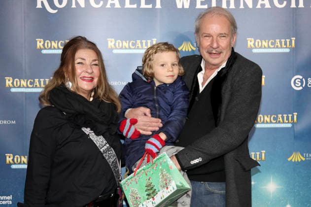 Leander Haußmann with his sister Iris and grandson Fritz at the premiere of the 21 Original Roncalli Weihnachtscircus 2025 at the Tempodrom Berlin, 19 12 2025 Foto:xAgenturxWehnertx xGränzdörferx xFuturexImagex roncalli_5413