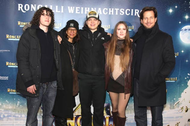 Lennon Heinze, Jackie Brown, Sam Heinze, Lucille Heinze and Thomas Heinze at the premiere of the 21 Original Roncalli Weihnachtscircus 2025 at the Tempodrom Berlin, 19 12 2025 Foto:xAgenturxWehnertx xGränzdörferx xFuturexImagex roncalli_5422