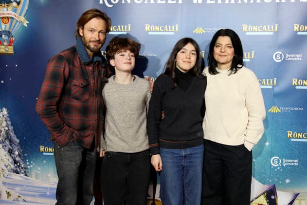 Andreas Pietschmann and Jasmin Tabatabai with their children Johan Anton Pietschmann and Helena Leila Pietschmann at the premiere of the 21 Original Roncalli Weihnachtscircus 2025 at the Tempodrom Berlin, 19 12 2025 Foto:xAgenturxWehnertx xGränzdörferx xFuturexImagex roncalli_5434