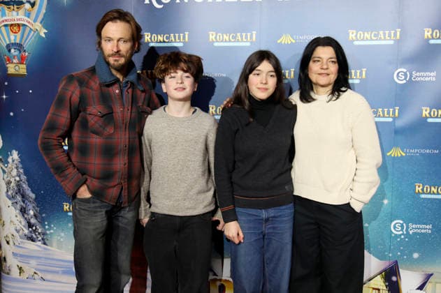 Andreas Pietschmann and Jasmin Tabatabai with their children Johan Anton Pietschmann and Helena Leila Pietschmann at the premiere of the 21 Original Roncalli Weihnachtscircus 2025 at the Tempodrom Berlin, 19 12 2025 Foto:xAgenturxWehnertx xGränzdörferx xFuturexImagex roncalli_5435