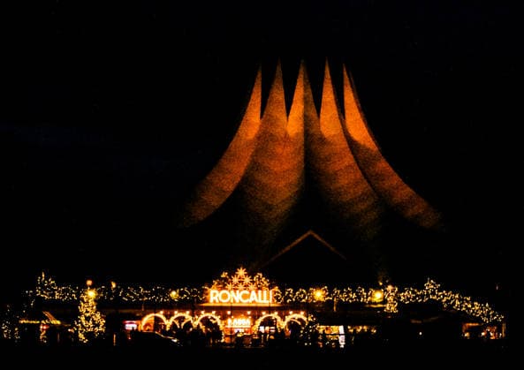 19 12 2025, xlakx, Entertainment, Roncalli Weihnachtscircus v l Exterior view Anniversary performance at the premiere of the 21 Original Roncalli Weihnachtscircus at the Tempodrom Berlin Berlin Daniel Lakomski