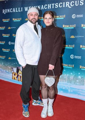 19 12 2025, xlakx, Entertainment, Roncalli Weihnachtscircus v l Felix von Jascheroff with partner Alexandra Sophie Winterberg as guests at the anniversary performance at the premiere of the 21 Original Roncalli Weihnachtscircus at the Tempodrom Berlin Berlin Daniel Lakomski