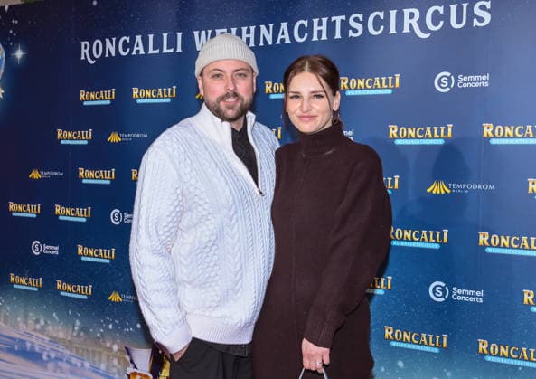 19 12 2025, xlakx, Entertainment, Roncalli Weihnachtscircus v l Felix von Jascheroff with partner Alexandra Sophie Winterberg as guests at the anniversary performance at the premiere of the 21 Original Roncalli Weihnachtscircus at the Tempodrom Berlin Berlin Daniel Lakomski