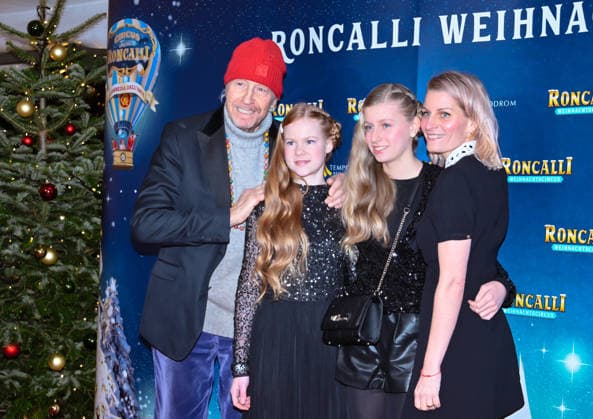 19 12 2025, xlakx, Entertainment, Roncalli Weihnachtscircus v l Reiner Schoene with his wife Anja Schoene and their children Charlotte Sophie and Olivia as guests at the anniversary performance at the premiere of the 21 Original Roncalli Weihnachtscircus at the Tempodrom Berlin Berlin Daniel Lakomski