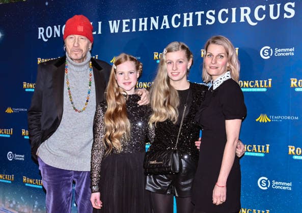 19 12 2025, xlakx, Entertainment, Roncalli Weihnachtscircus v l Reiner Schoene with his wife Anja Schoene and their children Charlotte Sophie and Olivia as guests at the anniversary performance at the premiere of the 21 Original Roncalli Weihnachtscircus at the Tempodrom Berlin Berlin Daniel Lakomski