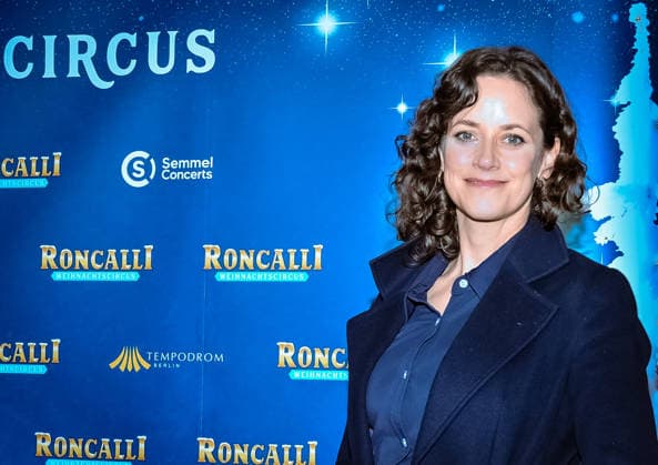 19 12 2025, xlakx, Entertainment, Roncalli Weihnachtscircus v l Anja Knauer as a guest at the anniversary performance at the premiere of the 21 Original Roncalli Weihnachtscircus at the Tempodrom Berlin Berlin Daniel Lakomski