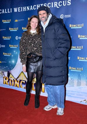 19 12 2025, xlakx, Entertainment, Roncalli Weihnachtscircus v l Lavinia Wilson and Tom Beck as guests at the anniversary performance at the premiere of the 21 Original Roncalli Weihnachtscircus at the Tempodrom Berlin Berlin Daniel Lakomski