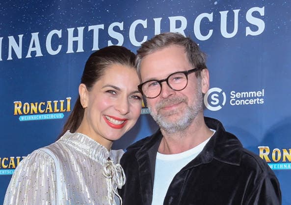 19 12 2025, xlakx, Entertainment, Roncalli Weihnachtscircus v l Theresa Kronthaler and Matthias Matschke as guests at the anniversary performance at the premiere of the 21 Original Roncalli Weihnachtscircus at the Tempodrom Berlin Berlin Daniel Lakomski