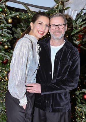 19 12 2025, xlakx, Entertainment, Roncalli Weihnachtscircus v l Theresa Kronthaler and Matthias Matschke as guests at the anniversary performance at the premiere of the 21 Original Roncalli Weihnachtscircus at the Tempodrom Berlin Berlin Daniel Lakomski