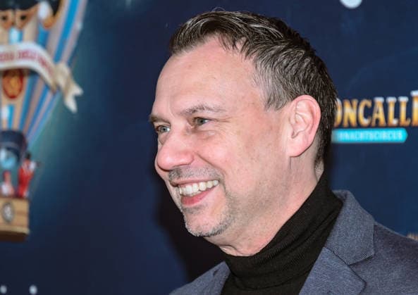 19 12 2025, xlakx, Entertainment, Roncalli Weihnachtscircus v l Author Sebastian Fitzek as a guest at the anniversary performance at the premiere of the 21 Original Roncalli Weihnachtscircus at the Tempodrom Berlin Berlin Daniel Lakomski