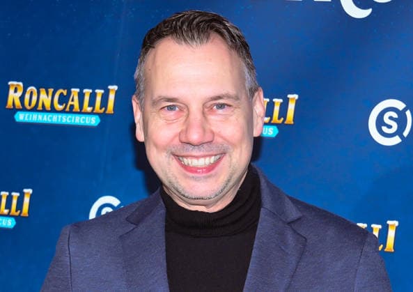 19 12 2025, xlakx, Entertainment, Roncalli Weihnachtscircus v l Author Sebastian Fitzek as a guest at the anniversary performance at the premiere of the 21 Original Roncalli Weihnachtscircus at the Tempodrom Berlin Berlin Daniel Lakomski