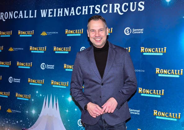 19 12 2025, xlakx, Entertainment, Roncalli Weihnachtscircus v l Author Sebastian Fitzek as a guest at the anniversary performance at the premiere of the 21 Original Roncalli Weihnachtscircus at the Tempodrom Berlin Berlin Daniel Lakomski