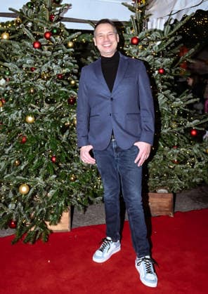 19 12 2025, xlakx, Entertainment, Roncalli Weihnachtscircus v l Author Sebastian Fitzek as a guest at the anniversary performance at the premiere of the 21 Original Roncalli Weihnachtscircus at the Tempodrom Berlin Berlin Daniel Lakomski