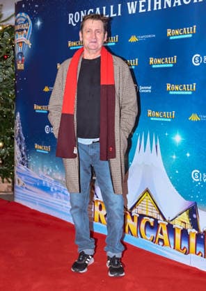 19 12 2025, xlakx, Entertainment, Roncalli Weihnachtscircus v l Ingo Naujoks as a guest at the anniversary performance at the premiere of the 21 Original Roncalli Weihnachtscircus at the Tempodrom Berlin Berlin Daniel Lakomski