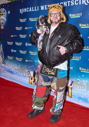 19 12 2025, xlakx, Entertainment, Roncalli Weihnachtscircus v l Oliver Polak as a guest at the anniversary performance at the premiere of the 21 Original Roncalli Weihnachtscircus at the Tempodrom Berlin Berlin Daniel Lakomski