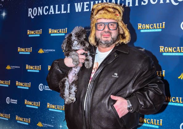 19 12 2025, xlakx, Entertainment, Roncalli Weihnachtscircus v l Oliver Polak as a guest at the anniversary performance at the premiere of the 21 Original Roncalli Weihnachtscircus at the Tempodrom Berlin Berlin Daniel Lakomski