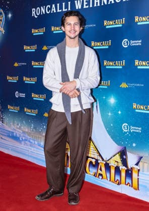 19 12 2025, xlakx, Entertainment, Roncalli Weihnachtscircus v l Tim Oliver Schultz as a guest at the anniversary performance at the premiere of the 21 Original Roncalli Weihnachtscircus at the Tempodrom Berlin Berlin Daniel Lakomski