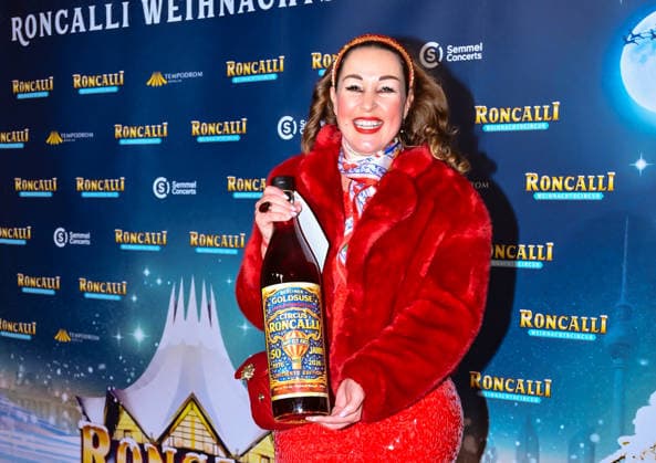 19 12 2025, xlakx, Entertainment, Roncalli Weihnachtscircus v l Claudia Campus as a guest at the anniversary performance at the premiere of the 21 Original Roncalli Weihnachtscircus at the Tempodrom Berlin Berlin Daniel Lakomski