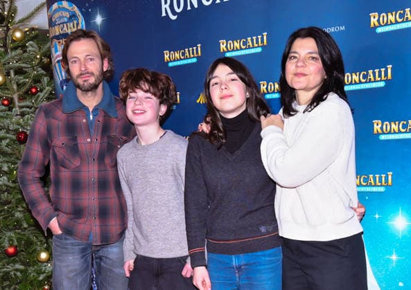 19 12 2025, xlakx, Entertainment, Roncalli Weihnachtscircus f l Andreas Pietschmann, Anton Pietschmann, Helena Pietschmann and Jasmin Tabatabai as guests at the anniversary performance at the premiere of the 21 Original Roncalli Weihnachtscircus at the Tempodrom Berlin Berlin Daniel Lakomski