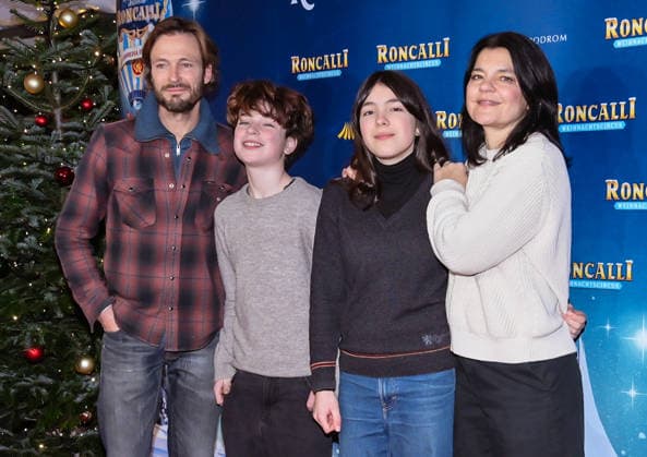 19 12 2025, xlakx, Entertainment, Roncalli Weihnachtscircus f l Andreas Pietschmann, Anton Pietschmann, Helena Pietschmann and Jasmin Tabatabai as guests at the anniversary performance at the premiere of the 21 Original Roncalli Weihnachtscircus at the Tempodrom Berlin Berlin Daniel Lakomski