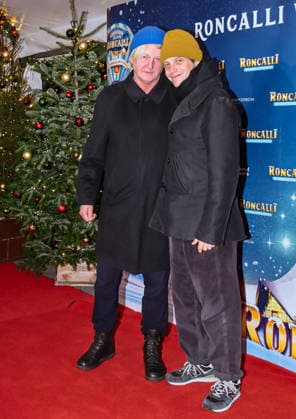 19 12 2025, xlakx, Entertainment, Roncalli Weihnachtscircus v l Detlev Buck, August Diehl as guests at the anniversary performance at the premiere of the 21 Original Roncalli Weihnachtscircus at the Tempodrom Berlin Berlin Daniel Lakomski