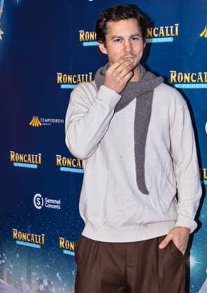 19 12 2025, xlakx, Entertainment, Roncalli Weihnachtscircus v l Tim Oliver Schultz as a guest at the anniversary performance at the premiere of the 21 Original Roncalli Weihnachtscircus at the Tempodrom Berlin Berlin Daniel Lakomski