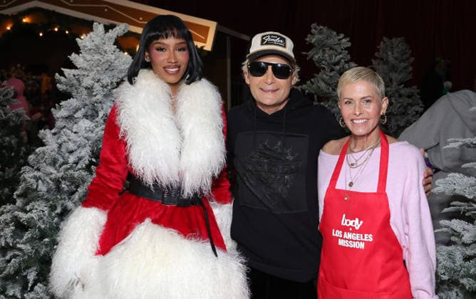 19 December 2025 - Los Angeles, California - Raven Tracy, Corey Feldman, Nicole Eggert. Santa, Snow, and Smiles Hosted by Los Angeles Mission x Hope the Mission x Body by Raven Tracy held at The Woodlands Family Center for Women and Children in Woodland Hills. Woodland Hills USA - ZUMAa123 20251219_zaa_a123_008 Copyright: xADx