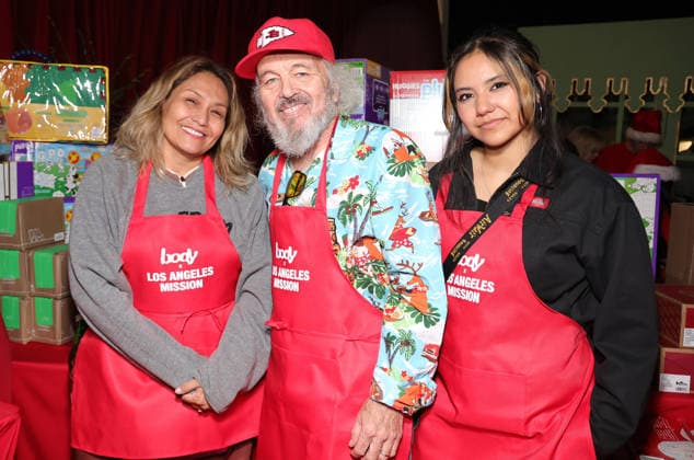 19 December 2025 - Los Angeles, California - Gregory Mielcarz, Kat Howard, Clint Howard, Rafa ella Erlinda Kat Howard, Clint Howard, Rafa ella Erlinda.. Santa, Snow, and Smiles Hosted by Los Angeles Mission x Hope the Mission x Body by Raven Tracy held at The Woodlands Family Center for Women and Children in Woodland Hills. Woodland Hills USA - ZUMAa123 20251219_zaa_a123_023 Copyright: xADx