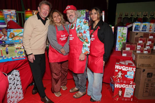 19 December 2025 - Los Angeles, California - Gregory Mielcarz, Kat Howard, Clint Howard, Rafa ella Erlinda.. Santa, Snow, and Smiles Hosted by Los Angeles Mission x Hope the Mission x Body by Raven Tracy held at The Woodlands Family Center for Women and Children in Woodland Hills. Woodland Hills USA - ZUMAa123 20251219_zaa_a123_034 Copyright: xADx