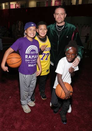 19 December 2025 - Los Angeles, California - Grayson Boucher. Santa, Snow, and Smiles Hosted by Los Angeles Mission x Hope the Mission x Body by Raven Tracy held at The Woodlands Family Center for Women and Children in Woodland Hills. Woodland Hills USA - ZUMAa123 20251219_zaa_a123_216 Copyright: xADx