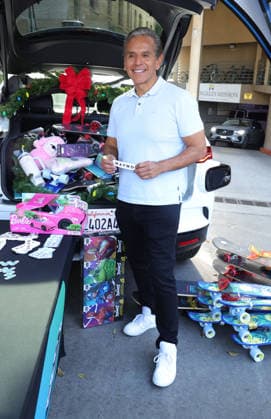 19 December 2025 - Los Angeles, California - Antonio Villaraigosa. Hope The Mission And Los Angeles Mission Host Annual Christmas Celebration On Skid Row held at Los Angeles Mission in Los Angeles. Los Angeles USA - ZUMAa123 20251219_zaa_a123_148 Copyright: xADx
