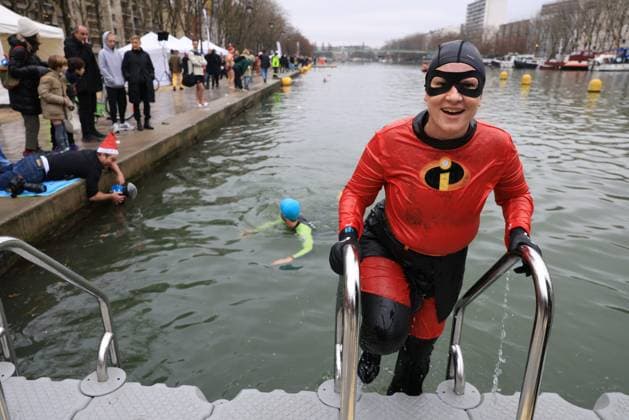 200 swimmers take to the water in costume in the Bassin de la Villette PHOTOPQR LE PARISIEN LP Arnaud Dumontier Paris 20 12 2025 Paris 75 , France, Saturday 20 December 2025 Sport Coupe de Noël Paris 200 swimmers take to the water in costume in the Bassin de la Villette Photo LP Arnaud Dumontier Paris Christmas Cup on December 20, 2025 200 swimmers take to the water in costume in the Bassin de la Villette Local Caption LP Arnaud DUMONTIER Paris 75 France  Copyright: xPHOTOPQR LExPARISIEN MAXPPPxLPx xArnaudxDumontierx 20251220LPA9719 20251220LPA9719