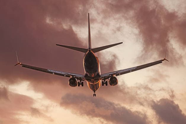 Aircraft land at Barcelona airport at sunset A Ryanair Boeing 737 MAX 8-200 lands at Barcelona-El Prat Airport at sunset, in Barcelona, Spain, on November 20, 2025. Barcelona Barcelona Spain  Copyright: xUrbanandsportx originalFilename: urbanandsport-aircraft251120_np4LG.jpg