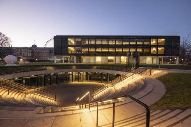 Der Landtag von Stuttgart leuchtet abends in eindrucksvoller Beleuchtung. Die Architektur wird durch das Nachtlicht betont und schafft eine klare, stimmungsvolle Atmosphäre The state parliament of Stuttgart glows impressively in the evening. The architecture is accentuated by the night light and creates a clear, atmospheric atmosphere Copyright: imageBROKER JirixViehmann ibljvi15970967.jpg