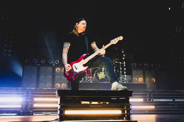 Brose Arena, Feine Sahne Fischfilet - Wir kommen in Frieden Tour Germany ,Bamberg, Brose Arena - 20 Dec 2025 - Music Concert - Feine Sahne Fischfilet - Wir kommen in Frieden Tour Image: Feine Sahne Fischfilet prefroming in the Brose Arena in Bamberg during their Wir kommen in Frieden tour. Bamberg Brose Arena Bayern Germany Copyright: xPresseFotoxEvans xRyanxEvansx