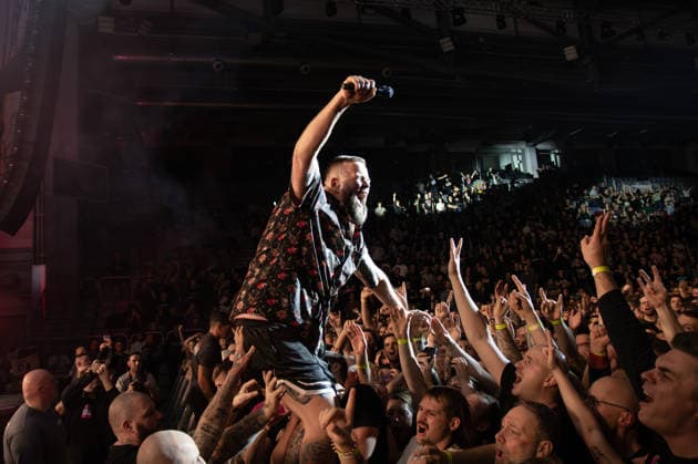 Brose Arena, Feine Sahne Fischfilet - Wir kommen in Frieden Tour Germany ,Bamberg, Brose Arena - 20 Dec 2025 - Music Concert - Feine Sahne Fischfilet - Wir kommen in Frieden Tour Image: Feine Sahne Fischfilet prefroming in the Brose Arena in Bamberg during their Wir kommen in Frieden tour. Bamberg Brose Arena Bayern Germany Copyright: xPresseFotoxEvans xRyanxEvansx