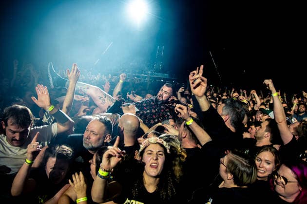 Brose Arena, Feine Sahne Fischfilet - Wir kommen in Frieden Tour Germany ,Bamberg, Brose Arena - 20 Dec 2025 - Music Concert - Feine Sahne Fischfilet - Wir kommen in Frieden Tour Image: Feine Sahne Fischfilet prefroming in the Brose Arena in Bamberg during their Wir kommen in Frieden tour. Bamberg Brose Arena Bayern Germany Copyright: xPresseFotoxEvans xRyanxEvansx