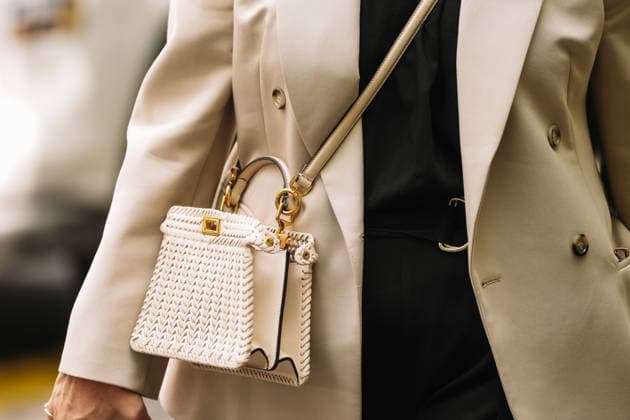 Mailand, Italien - 24. September 2025: Frau trägt weiße Fendi ISeeU beige Tasche. Mode Outfit Handtasche Details Milan, Italy - September, 24, 2025: woman wears white Fendi ISeeU beige bag. Fashion outfit handbag details, street style look accessory (License=RM) Copyright: xZoonar.com IgorxZakirovx 24392071