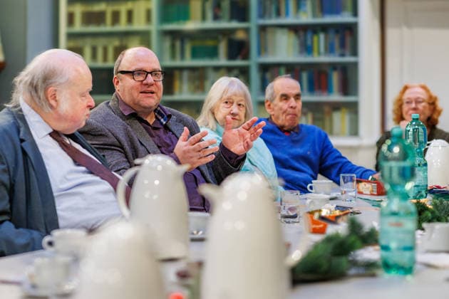 20 12 2025 Düsseldorf Tea Time with Leo Litz at the Heinrich Heine Institute Author, director and film actor Leo Litz, who comes from St Petersburg, reads from his book Wie Väterchen Frost dem Osterhasen begegnet Here 2 v l Host Jan Michaelis, author and publicist Düsseldorf Heinrich Heine Institute, North Rhine-Westphalia Germany