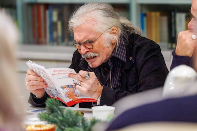 20 12 2025 Düsseldorf Tea Time with Leo Litz at the Heinrich Heine Institute The author, director and film actor Leo Litz from St. Petersburg reads from his book Wie Väterchen Frost dem Osterhasen begegnet Düsseldorf Heinrich Heine Institute, North Rhine-Westphalia Germany