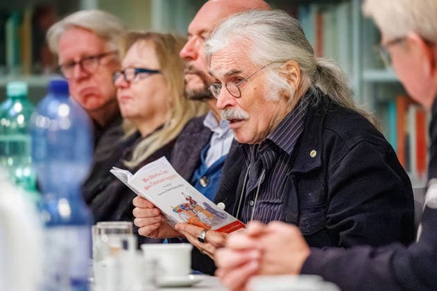 20 12 2025 Düsseldorf Tea Time with Leo Litz at the Heinrich Heine Institute The author, director and film actor Leo Litz from St. Petersburg reads from his book Wie Väterchen Frost dem Osterhasen begegnet Düsseldorf Heinrich Heine Institute, North Rhine-Westphalia Germany