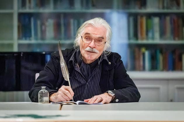 20.12.2025. Düsseldorf. Tea Time mit Leo Litz im Heinrich-Heine-Institut. Der aus Sankt Petersburg stammende Autor, Regisseur und Filmschauspieler Leo Litz liest aus seinem Buch Wie Väterchen Frost dem Osterhasen begegnete. Düsseldorf Heinrich-Heine-Institut, Nordrhein-Westfalen Deutschland *** 20 12 2025 Düsseldorf Tea Time with Leo Litz at the Heinrich Heine Institute The author, director and film actor Leo Litz from St. Petersburg reads from his book Wie Väterchen Frost dem Osterhasen begegnet Düsseldorf Heinrich Heine Institute, North Rhine-Westphalia Germany